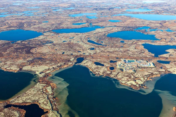 秋にはツンドラの空中ビュー 曇りの空の下で湿地帯の地形の油田 豊富なガス生産地域 西シベリアのヤマル地域でガスを掘削するためのリグ — ストック写真