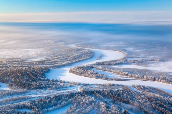Horní pohled na lesní řeku v zimě Stock Snímky