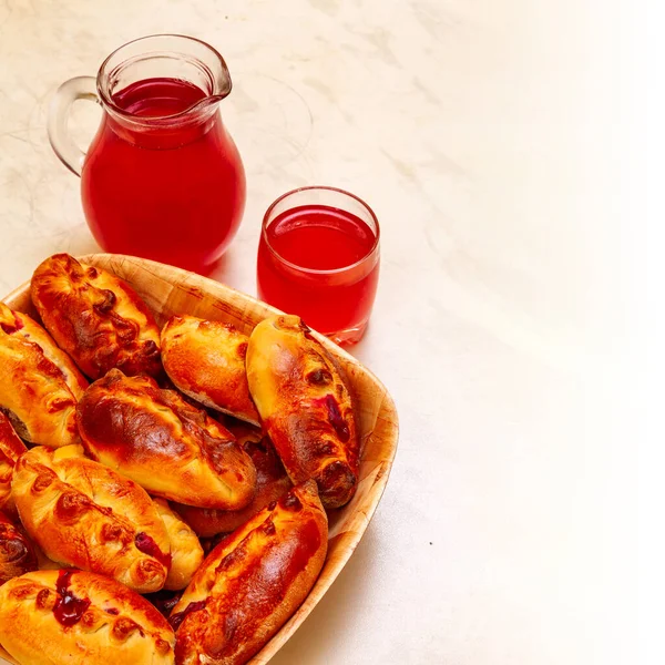 Karaffe mit Ruit Drink und Kuchen auf einem Tisch — Stockfoto