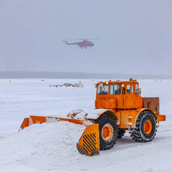 Aratro di neve sulla pista durante una tempesta di neve — Foto Stock