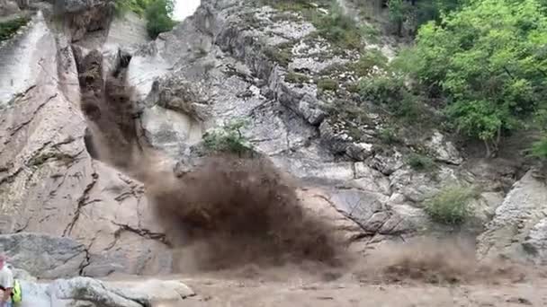 Dağlarda Yeşil Ormanda Kirli Suyu Olan Büyük Bir Şelale Akıntısı — Stok video