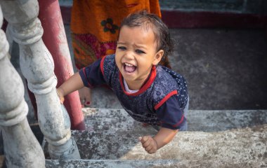 Küçük sevimli çocuk gülümseyen yüz. Yakından yakından çek.