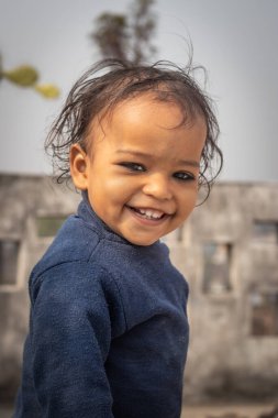 Küçük sevimli çocuk gülümseyen yüz. Düz açıdan yakın çekim.