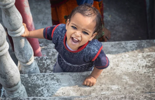 Μικρό Παιδί Χαριτωμένο Χαμογελαστό Πρόσωπο Κοντινό Πλάνο Από Πάνω Γωνία — Φωτογραφία Αρχείου