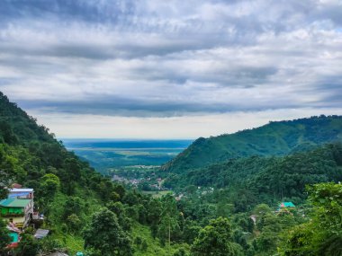 Kurseong Darjeeling Batı Bengal Hindistan 'da tepeden gökyüzü dramatik bir şekilde çekilmiş..