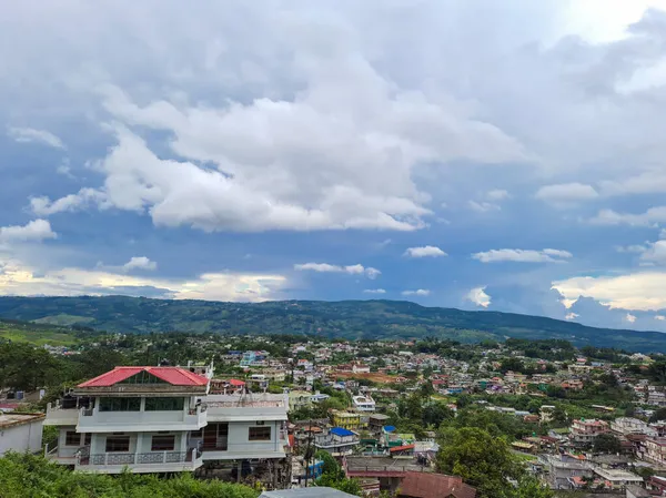 Şehir Kentleşme Görünümü Arka Planda Dağ Aralığı Düz Açıyla Sabah — Stok fotoğraf