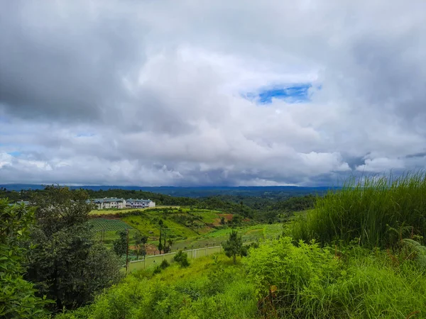 Remoto Pueblo Verde Granja Paisaje Con Pesada Nube Mañana — Foto de Stock