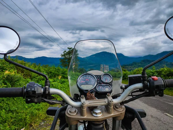 Μπροστά Όψη Μοτοσικλέτας Άσφαλτο Δρόμο Θέα Στο Βουνό Πρωί — Φωτογραφία Αρχείου