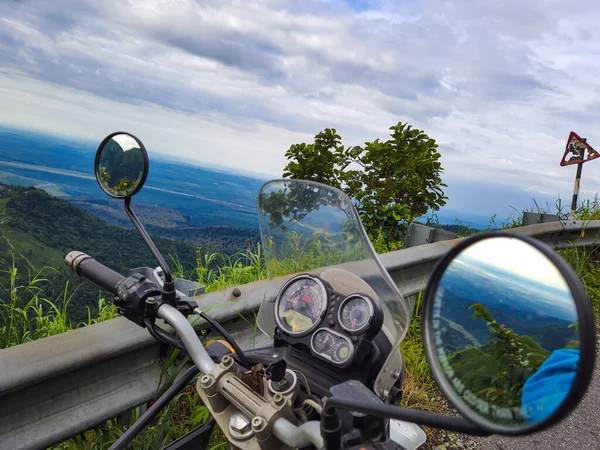 Widok Przodu Motocykl Szczycie Wzgórza Widokiem Góry Godzinach Porannych — Zdjęcie stockowe