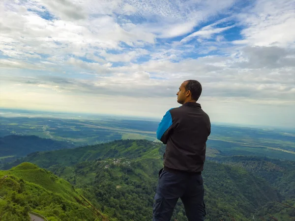 朝のイメージで劇的な空を背景に山頂に立つ男は西ベンガルインドのクルソン ダージリンで撮影されました — ストック写真