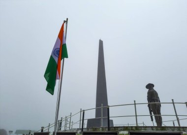 Sisli bir günde cesur askerlerin anısına Batista Loop Darjeeling Batı Bengal Hindistan 'da bir savaş anıtı çekilmiştir..