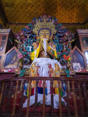 Buda 'nın müridi altın heykel manastıra farklı perspektiften yakın çekim görüntüsü ghoom Manastırı Darjeeling Batı Bengal Hindistan.