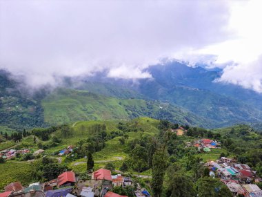 Dağlık topraklarda, gökyüzü ve dağ manzaralı şehir Darjeeling Batı Bengal Hindistan 'da çekilmiştir..