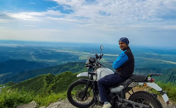 Jovem Motociclista Sentado Bicicleta Topo Montanha Com Vista Hipnotizante Imagem — Fotografia de Stock