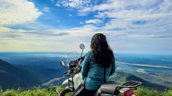 Junges Mädchen Biker Sitzt Auf Fahrrad Auf Berggipfel Mit Faszinierender — Stockfoto