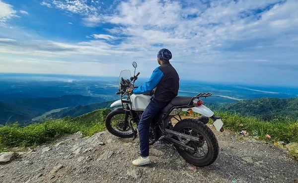 Junger Mann Biker Sitzt Auf Fahrrad Auf Berggipfel Mit Faszinierender — Stockfoto