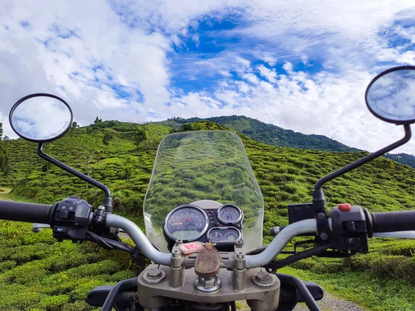 Motocicleta Vista Frontal Jardim Chá Com Vista Para Montanha Manhã — Fotografia de Stock