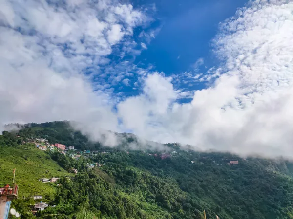 Dağ Çay Bahçesi Manzaralı Parlak Mavi Gökyüzü Düz Açılı Görüntüler — Stok fotoğraf