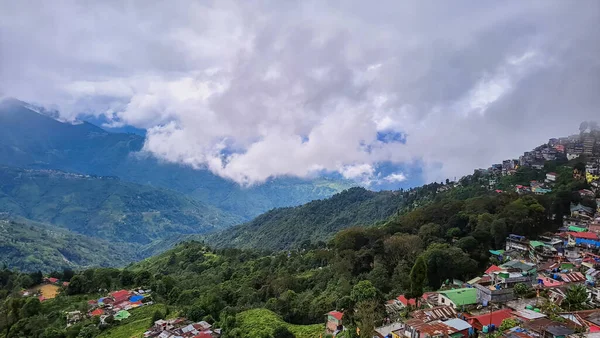 องท งอย ในเน นเขาท องฟ งและพ นหล เขาในภาพตอนเช ายท Darjeeling — ภาพถ่ายสต็อก