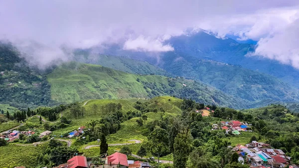 Cidade Aninhada Declive Montanha Com Céu Dramático Fundo Montanha Imagem — Fotografia de Stock