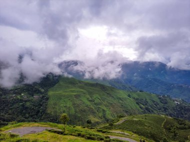Tepeden yukarıya doğru dramatik gökyüzü olan yeşil dağ Darjeeling Batı Bengal Hindistan 'da çekilmiştir..