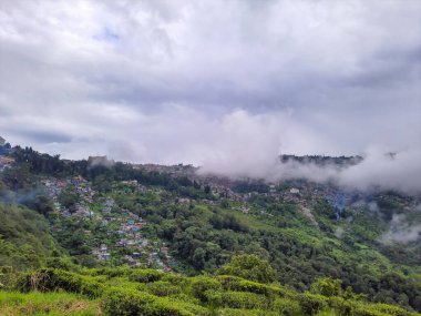 Tepeden yukarıya doğru dramatik gökyüzü olan yeşil dağ Darjeeling Batı Bengal Hindistan 'da çekilmiştir..