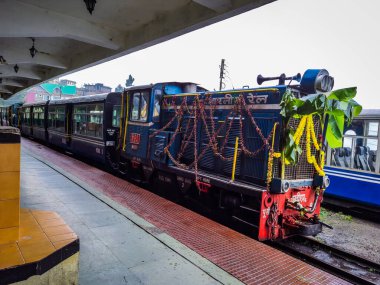 Himalaya Heritage Hindistan Oyuncak Treni düz açılı görüntüden Darjeeling Batı Bengal Hindistan 'da çekilmiştir..