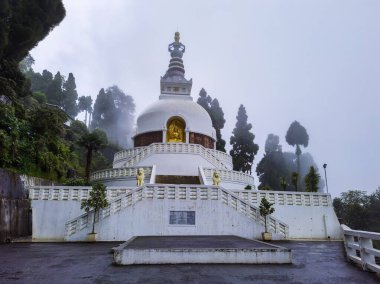 Budist shanti stupa sabah farklı açılardan bulutlarla kaplı Japon tapınağı shanti stupa darjeeling batı Bengal Hindistan 'da görüntülenir..