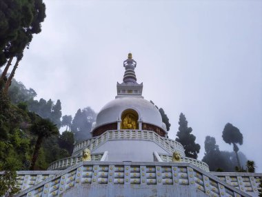 Budist shanti stupa sabah farklı açılardan bulutlarla kaplı Japon tapınağı shanti stupa darjeeling batı Bengal Hindistan 'da görüntülenir..