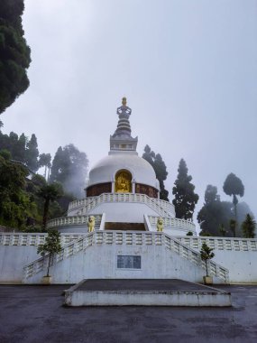 Budist shanti stupa sabah farklı açılardan bulutlarla kaplı Japon tapınağı shanti stupa darjeeling batı Bengal Hindistan 'da görüntülenir..