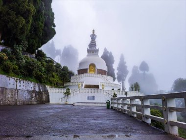 Budist shanti stupa sabah farklı açılardan bulutlarla kaplı Japon tapınağı shanti stupa darjeeling batı Bengal Hindistan 'da görüntülenir..