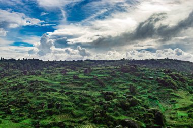 Düz açı görüntüden parlak mavi gökyüzüne sahip dağ sırası latilum zirvesinden Hindistan 'a çekilir..