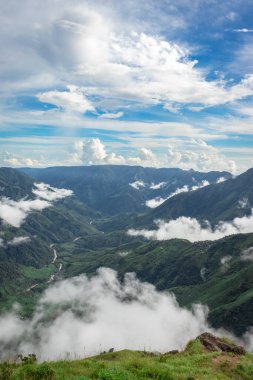 Dağlık vadi alçak bulutlarla dolu sabahları dramatik gökyüzü görüntüsü latilyum zirvesinde çekiliyor..