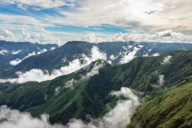 Dağlık vadi alçak bulutlarla dolu sabahları dramatik gökyüzü görüntüsü latilyum zirvesinde çekiliyor..