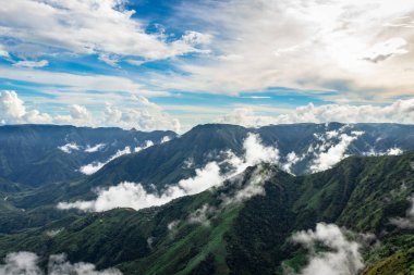Dağlık vadi alçak bulutlarla dolu sabahları dramatik gökyüzü görüntüsü latilyum zirvesinde çekiliyor..
