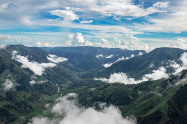 Dağlık vadi alçak bulutlarla dolu sabahları dramatik gökyüzü görüntüsü latilyum zirvesinde çekiliyor..