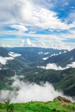 Dağlık vadi alçak bulutlarla dolu sabahları dramatik gökyüzü görüntüsü latilyum zirvesinde çekiliyor..