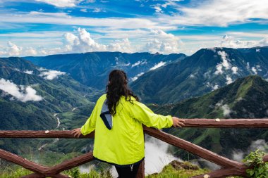 İzole edilmiş genç kız dağ vadisini seyrediyor. Sabahları alçak bulutlar ve dramatik gökyüzü görüntüleriyle dolu. Latilum Peak Shillong Meghalaya Hindistan 'da çekiliyor..