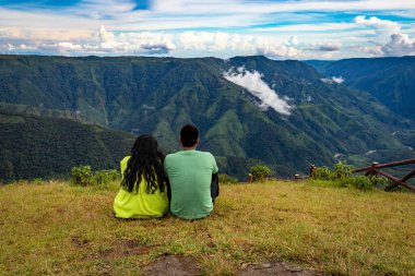 İzole genç çift dağ vadisi ve dramatik gökyüzü görüntüsüyle birlikte tepenin zirvesinde birlikte zaman geçiriyorlar. Hindistan 'ın en yüksek latilyum zirvesinde..