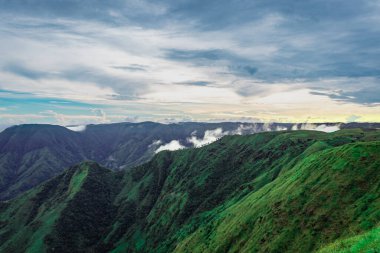 dramatik gün batımı gökyüzü ve akşam alçak bulutlarıyla dağ vadisi latilum zirvesinde çekilir..