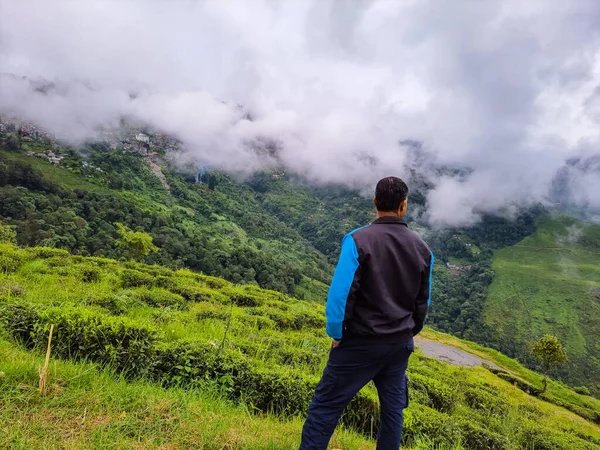 朝のイメージで劇的な空の山頂に立つ男は西ベンガル インディアのダージリンで撮影されました — ストック写真