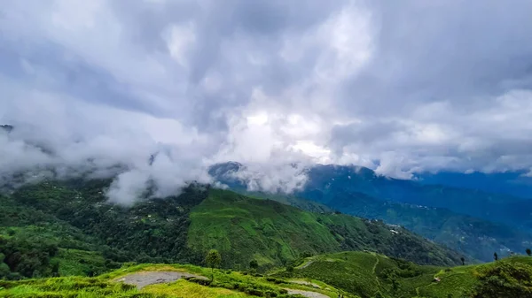 Зеленая Гора Драматическим Небом Утро Холма Изображение Сделано Darjeeling Западной — стоковое фото