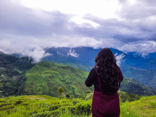 Dívka Stojící Vrcholu Hory Dramatickou Oblohou Ranní Obraz Pořízen Darjeeling — Stock fotografie