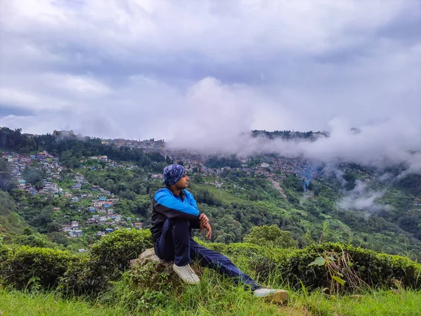 Man Zittend Berg Top Met Dramatische Lucht Morgen Afbeelding Wordt — Stockfoto