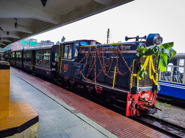 гималайское наследие индийского железнодорожного игрушечного поезда на платформе с плоского угла изображения взято в darjeeling западной Бенгалии Индии.