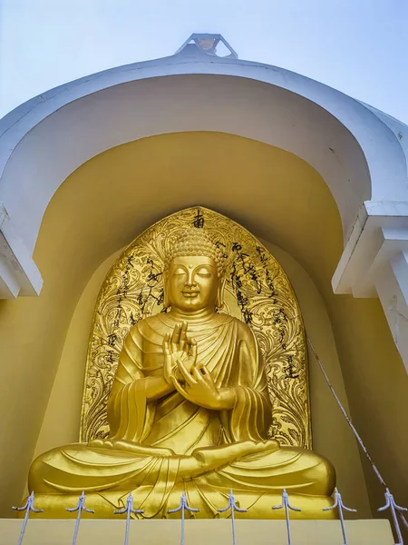 Медитирующая Золотая Статуя Будды Низкого Угла Монастыре Утреннем Изображении Сделана — стоковое фото