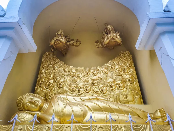Buddha Adormecido Estátua Ouro Baixo Ângulo Mosteiro Imagem Manhã Tirada — Fotografia de Stock
