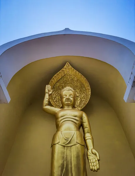 Mediterande Buddha Gyllene Staty Från Låg Vinkel Vid Klostret Morgonen — Stockfoto