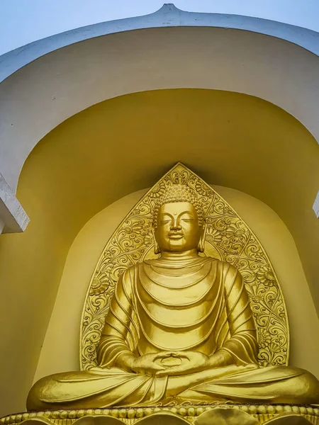 Meditando Buddha Estátua Ouro Baixo Ângulo Mosteiro Imagem Manhã Tirada — Fotografia de Stock