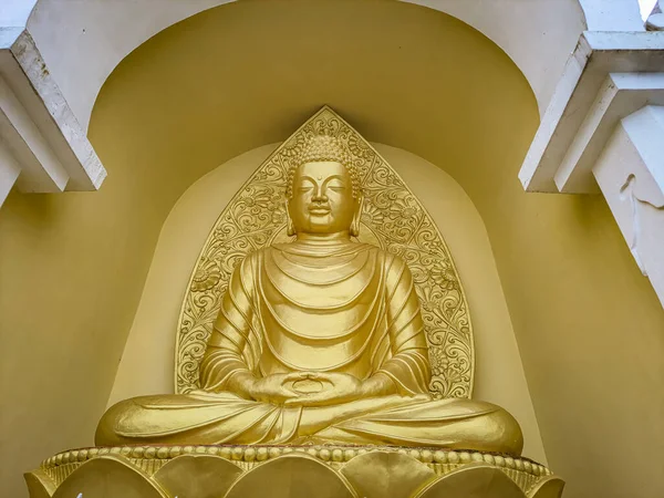 Medytacja Budda Złoty Posąg Dołu Kąt Klasztorze Rannym Obrazie Jest — Zdjęcie stockowe